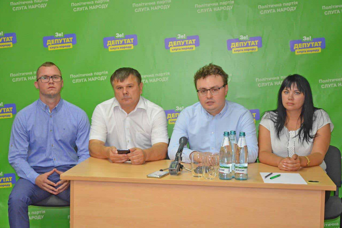 У Коростені нардепи Грищенко та Пушкаренко відкрили територіальний виборчий штаб партії «Слуга народу»