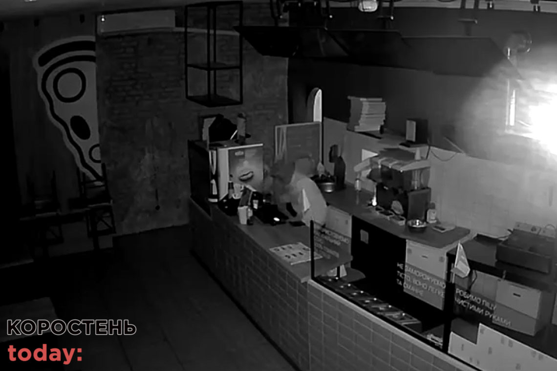 Вночі у центрі Коростеня невідомий пограбував піцерію, камери зафіксували злочин