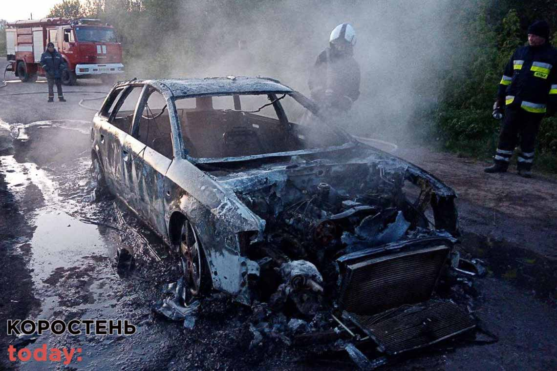 У селі Житомирської області в автомобілі згорів чоловік, ще один встиг врятуватись