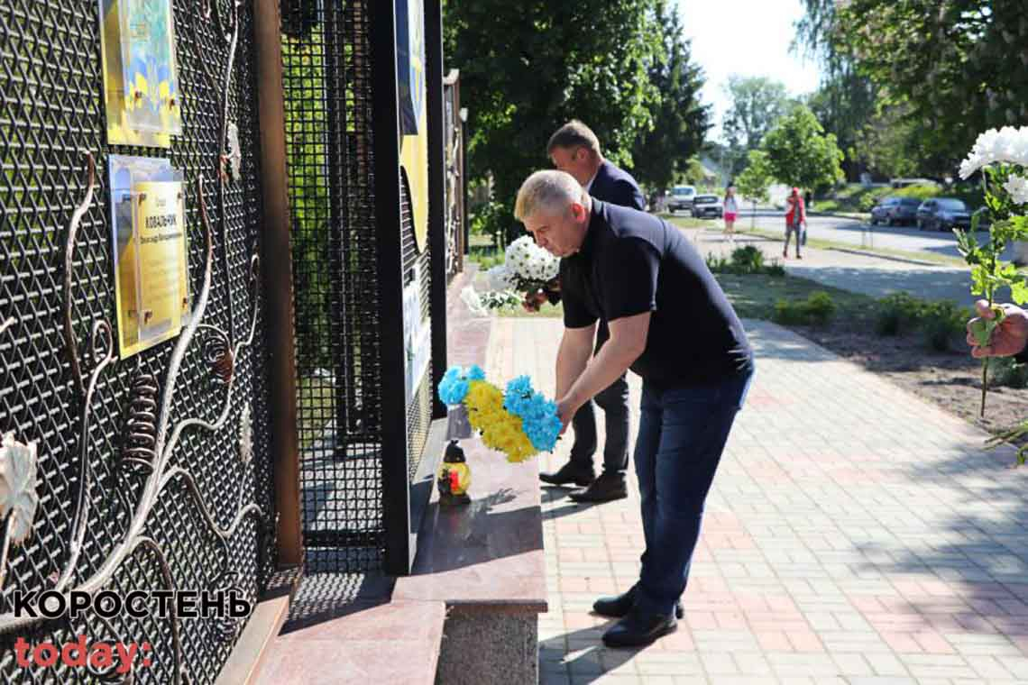 В Олевську покладанням квітів до пам'ятних меморіалів відзначили День героїв