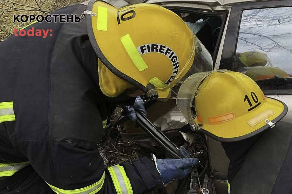 На Овруччині рятувальники деблокували травмованого водія з автівки