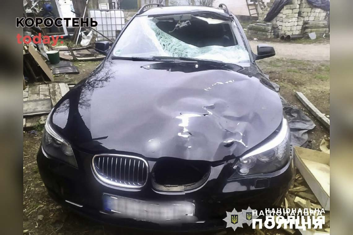 На автодорозі Коростень-Житомир BMW на смерть збило 23-річного хлопця: водія, якій втік з місця події, розшукали в райцентрі