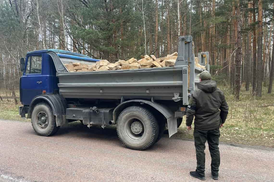 На Олевщині прикордонники зупинили вантажівку з каменем-пісковиком, на який не було належних документів