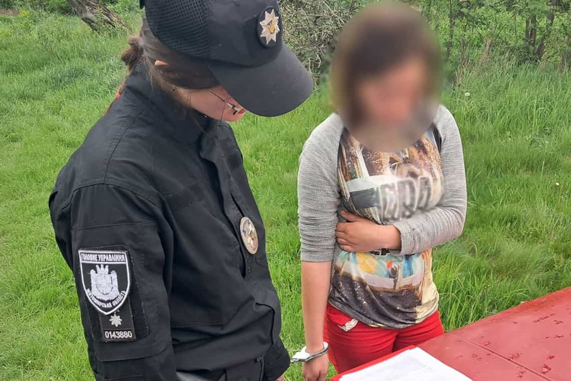 У Житомирській області 15-річна дівчина через ревнощі кілька разів вдарила знайомого ножем