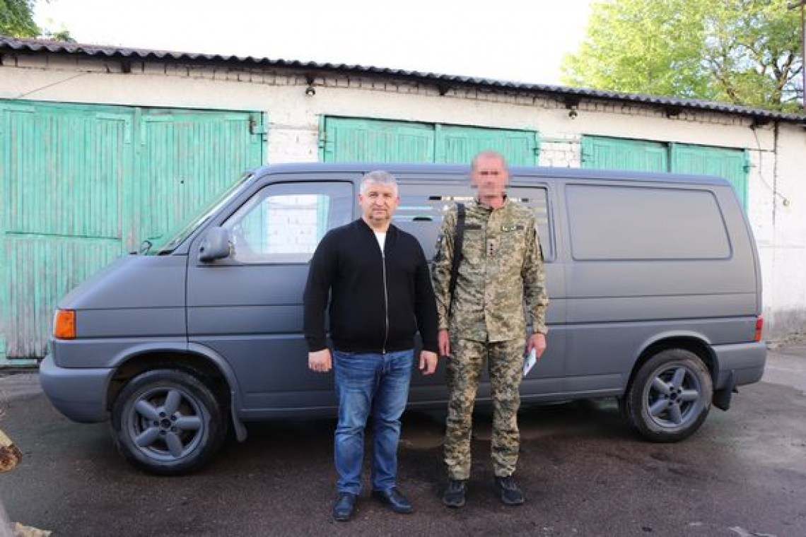 Олевська громада знову відправила на фронт автомобіль для військових