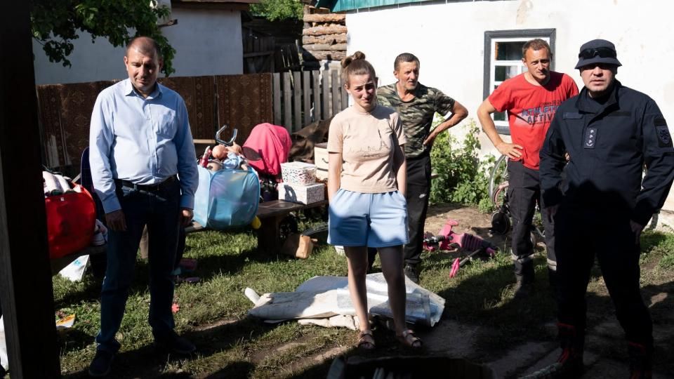 Керівник Житомирської ОВА поїхав до Ушомира подивитися, як негода підтопила будинки та зруйнувала греблю